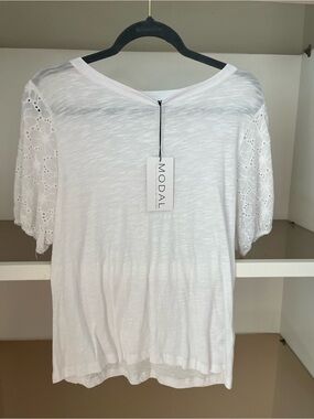 Moda White Eyelet Short Sleeve Tee